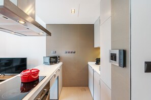 Kjøleskap, mikrobølgeovn, ovn og kokeplater