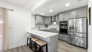 Refrigerador, horno, utensilios de cocina y comedor