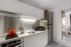 冷蔵庫、電子レンジ、オーブン、コンロ