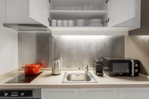 Kühlschrank, Mikrowelle, Ofen, Herdplatte