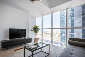 Una televisión, un reproductor estéreo