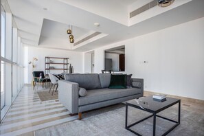 Una televisión, un reproductor estéreo