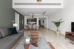 Una televisión, un reproductor estéreo