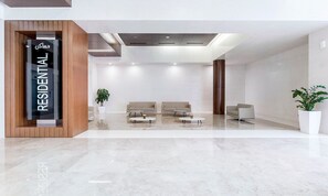Lobby - Blueground | DIFC, pool, nr Dubai Fountain (Dubai)