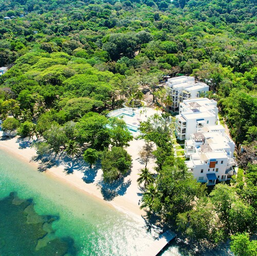 Brand new 2-Bed, 2-Bath beach front Condo at Watercolors Roatán