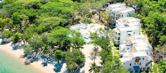 Brand new 2-Bed, 2-Bath beach front Condo at Watercolors Roatán