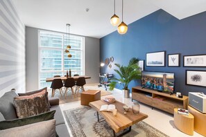 TV, stereo - Blueground | Trade Centre 1, pool, nr Dubai Mall (Dubai)