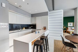 Fridge, microwave, oven, stovetop - Blueground | DIFC, pool, nr Dubai Fountain (Dubai)