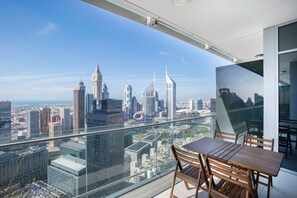 Outdoor dining - Blueground | DIFC, pool, nr Dubai Aquarium (Dubai)