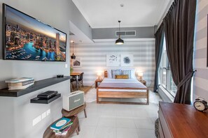 Tabla de planchar con plancha, wifi y ropa de cama 