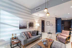 TV, stereo - Blueground | Trade Centre 1, pool, nr Dubai Mall (Dubai)