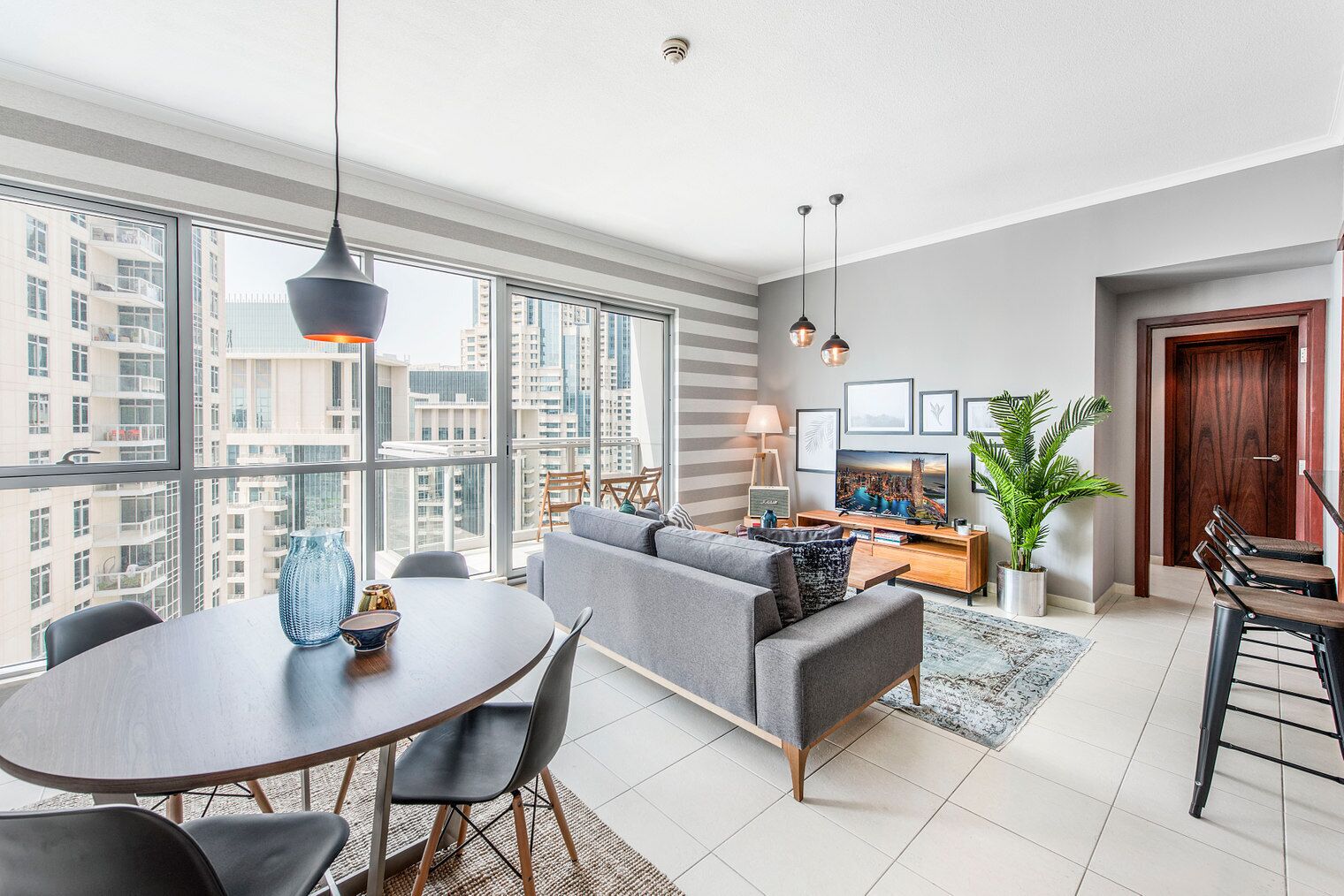 Een televisie en een stereo