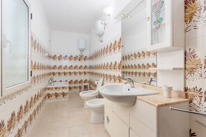 Dusche, Haartrockner, Bidet, Handtücher