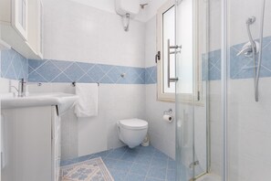Douche, sĂšche-cheveux, bidet, serviettes fournies