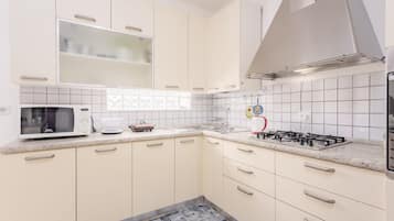 Réfrigérateur, micro-ondes, plaque de cuisson, cafetiÚre/bouilloire