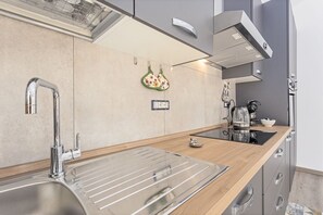 Fridge, oven, stovetop, coffee/tea maker