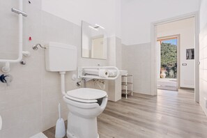 Bruser, hårtørrer, bidet, håndklæder