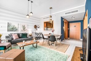 TV, stereo - Blueground | The Views, pool, nr Al Ain Oasis (Dubai)