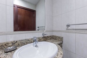 Secador de cabelo, toalhas de banho
