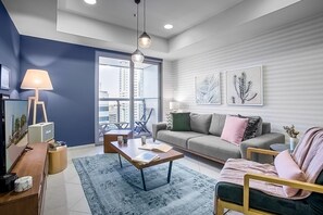 TV, stereo - Blueground | Dubai Marina, pool, nr Marina (Dubai)