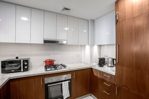 Kjøleskap, mikrobølgeovn, ovn og kokeplater