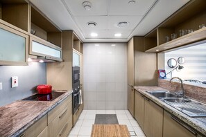 Kjøleskap, mikrobølgeovn, ovn og kokeplater