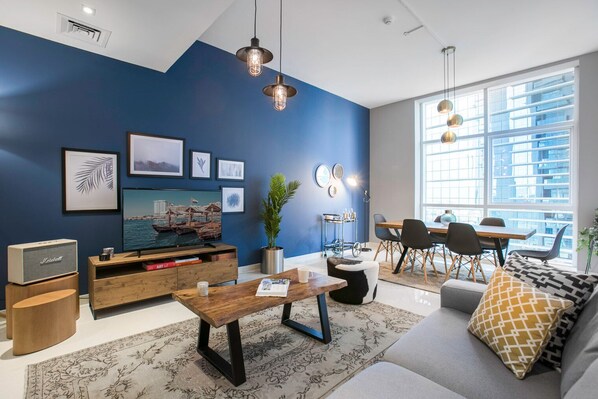 TV, stereo - Blueground | Trade Centre 1, pool, nr Dubai Mall (Dubai)