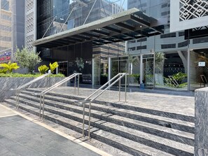 Exterior detail - Blueground | Trade Centre 1, pool, nr Dubai Mall (Dubai)