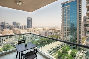 Outdoor dining - Blueground | The Views, pool, nr City Park (Dubai)