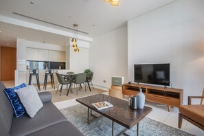 TV, stereo - Blueground | DIFC, pool, nr Burj Khalifa (Dubai)