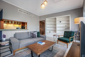 TV, stereo - Blueground | South Ridge, pool, nr Park (Dubai)