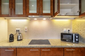 Fridge, microwave, oven, stovetop - Blueground | South Ridge, pool, nr Park (Dubai)