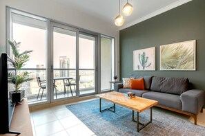 TV, stereo - Blueground | The Views, pool, nr Park (Dubai)