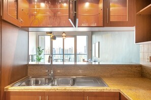 Interior - Blueground | The Views, pool, nr Park (Dubai)