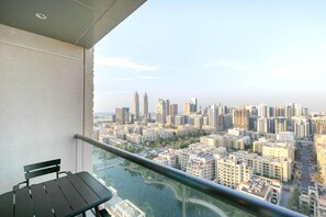 Outdoor dining - Blueground | The Views, pool, nr Park (Dubai)