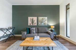 TV, stereo - Blueground | Old Town, pool, nr Burj Khalifa (Dubai)