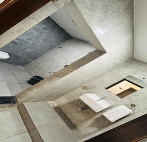 Habitación superior | Baño | Regadera, regadera tipo lluvia, toallas, jabón 