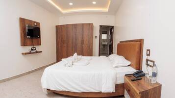 Hypo-allergenic bedding, desk, free WiFi, bed sheets