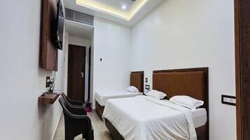 Family Room | Hypo-allergenic bedding, desk, free WiFi, bed sheets