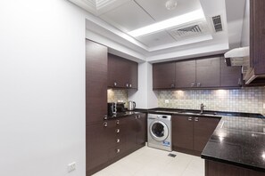 Kjøleskap, mikrobølgeovn, ovn og kokeplater