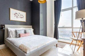 2 bedrooms, iron/ironing board, WiFi, bed sheets - Blueground | Trade Centre 1, pool, nr Dubai Mall (Dubai)