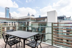 Outdoor dining - Blueground | City Walk, pool, nr park (Dubai)