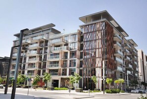 Exterior - Blueground | City Walk, pool, nr park (Dubai)