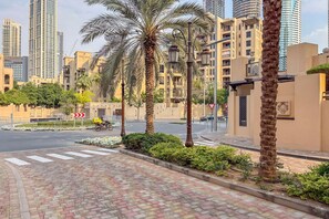 Property grounds - Blueground | Old Town, pool, nr Castle (Dubai)