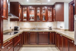 Fridge, microwave, oven, stovetop - Blueground | Old Town, pool, nr Castle (Dubai)