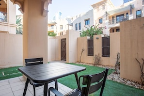 Outdoor dining - Blueground | Old Town, pool, nr Castle (Dubai)
