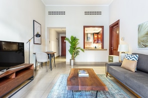 TV, stereo - Blueground | Old Town, pool, nr Castle (Dubai)