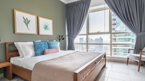 A modern bedroom with a large bed, a view of the city, and a cityscape visible through the window. - Blueground | Dubai Marina, shared pool, nr Beach (Dubai)