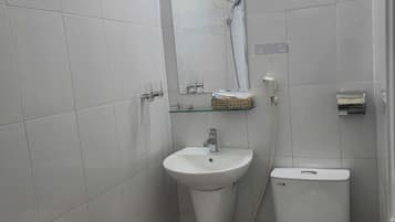 Ducha, artículos de tocador gratuitos, pantuflas, toallas