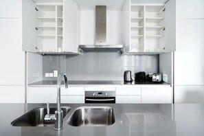 Kjøleskap, mikrobølgeovn, ovn og kokeplater